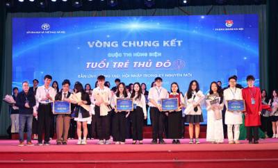 Ban tổ chức trao giải Ba cho các đội đạt giải. Ảnh: Thanh Tùng - TTXVN