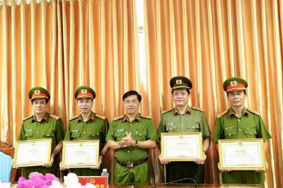 Đại tá Châu Quốc Huy, Phó Giám đốc Công an tỉnh Cà Mau trao Bằng khen của Chủ tịch UBND tỉnh cho 01 tập thể và 03 cá nhân.
Ảnh: Hữu Đệ-TTXVN phát