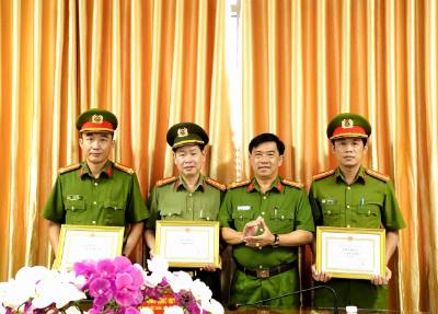 Đại tá Châu Quốc Huy, Phó Giám đốc Công an tỉnh Cà Mau tặng Giấy khen cho 01 tập thể và 03 cá nhân có thành tích tiêu biểu trong công tác đấu tranh, triệt xóa tội phạm về ma túy. Ảnh: Hữu Đệ-TTXVN phát.