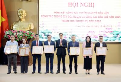 Trao giải Nhất, Giải Búa liềm vàng tỉnh Hưng Yên lần thứ 3 năm 2025 cho các tác giả, nhóm tác giả. Ảnh: Thế Duyệt – TTXVN