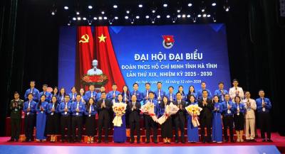 Lãnh đạo Trung ương Đoàn, lãnh đạo tỉnh Hà Tĩnh tặng hoa chúc mừng Ban chấp hành Tỉnh đoàn Hà Tĩnh khóa XIX. Ảnh: Hoàng Ngà - TTXVN