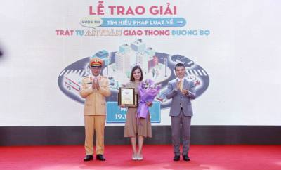 Thiếu tướng Đỗ Thanh Bình, Cục trưởng Cục Cảnh sát giao thông và Tổng biên tập Báo Dân trí Phạm Tuấn Anh trao giải A cho tác giả đạt giải cuộc thi tìm hiểu pháp luật về trật tự, an toàn giao thông đường bộ. Ảnh: Phạm Kiên - TTXVN