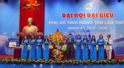 Phó Bí thư Thường trực Tỉnh ủy, Chủ tịch Ủy ban MTTQ Việt Nam tỉnh Hưng Yên Trần Quốc Toản tặng lãng hoa chúc mừng Đại hội. Ảnh: Nguyễn Công Hải - TTXVN
