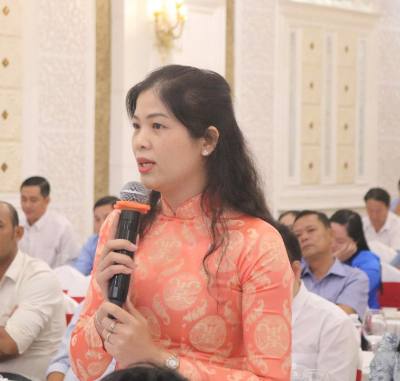 Chị Phạm Thị Huyền (theo đạo Công giáo), đảng viên Đảng bộ Bệnh viện Đa khoa Đồng Nai, phát biểu tại buổi gặp mặt của Đảng ủy UND tỉnh Đồng Nai với các đảng viên  có đạo và người dân tộc thiểu số vào ngày 23/12/2025. Ảnh: Sỹ Tuyên - TTXVN