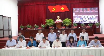 Đại diện Đảng ủy các xã, phường Ký kết bản đăng ký chỉ tiêu nhiệm vụ năm 2026 với Ban Thường vụ Thành ủy Cần Thơ. Ảnh: Ngọc Thiện- TTXVN