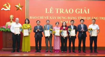 Ban tổ chức Giải báo chí xây dựng Đảng tỉnh Quảng Trị năm 2025 trao Giải A cho nhóm phóng viên Báo và Phát thanh Truyền hình Quảng Trị. Ảnh: Nguyên Linh – TTXVN