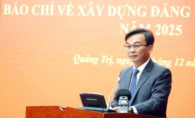 Ông Nguyễn Chiến Thắng, Phó Bí thư Tỉnh ủy Quảng Trị, Trưởng ban Tổ chức Giải báo chí xây dựng Đảng tỉnh Quảng Trị năm 2025, phát biểu tại buổi lễ. Ảnh: Nguyên Linh – TTXVN