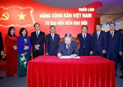 Tổng Bí thư Tô Lâm ghi lưu bút tại Triển lãm "Đảng Cộng sản Việt Nam: Từ Đại hội đến Đại hội". Ảnh: Thống Nhất – TTXVN