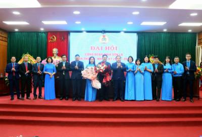 BCH Liên đoàn Lao động tỉnh Sơn La khóa XVI ra mắt Đại hội. Ảnh: Quang Quyết - TTXVN