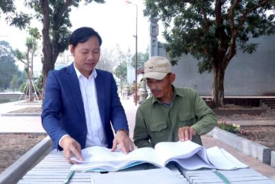 Bí thư Chi bộ Chi bộ Công ty cổ phần Minh Phúc Gold Trần Văn Lực (trái) tai công trường thi công của công ty. Ảnh: Mạnh Khánh-TTXVN