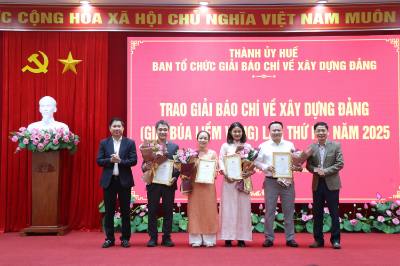 Trao giải B cho các tác phẩm đạt giải Búa liềm vàng thành phố Huế năm 2025. Ảnh: Mai Trang- TTXVN 