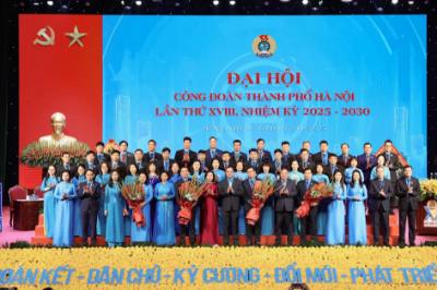 Ban Chấp hành Liên đoàn Lao động Thành phố Hà Nội khóa XVIII ra mắt Đại hội. Ảnh: Minh Nghĩa - TTXVN 