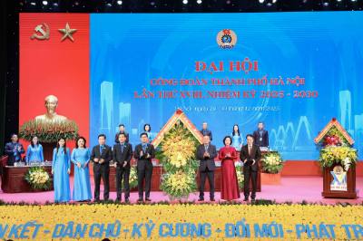 Phó Bí thư Thường trực Thành ủy Hà Nội Nguyễn Văn Phong tặng hoa chúc mừng Đại hội. Ảnh: Minh Nghĩa - TTXVN 