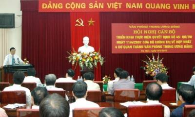 Hội nghị cán bộ để quán triệt và tổ chức thực hiện Quyết định sô 45-QĐ/TW ngày 11/4/2007 của Bộ Chính trị về hợp nhất Ban Kinh tế Trung ương, Ban Nôi chính Trung ương, Ban Tài chính - Quản trị Trung ương, Văn phòng trung ương Đảng (9/5/2007). Ảnh: Thống Nhất - TTXVN
