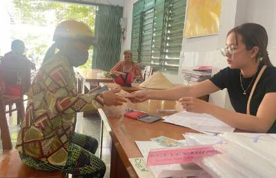 Người dân tỉnh An Giang đón nhận 400.000 đồng tiền mặt - phần quà của Đảng, Nhà nước nhân dịp chào mừng Đại hội đại biểu toàn quốc lần thứ XIV của Đảng và Tết Nguyên đán Bính Ngọ năm 2026. Ảnh: Công Mạo-TTXVN