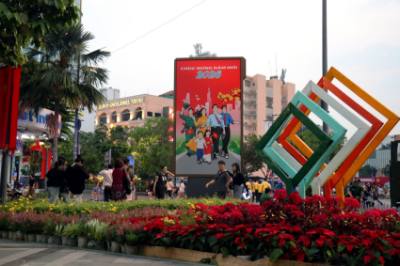 Đông đảo người dân Thành phố và du khách chụp ảnh lưu niệm ở các tiểu cảnh hoa ở Phố đi bộ Nguyễn Huệ, phường Sài Gòn. Ảnh: Thanh Vũ-TTXVN
