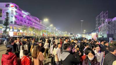 Nhân dân xuống đường đón năm mới 2026. Ảnh: Thanh Vân-TTXVN 