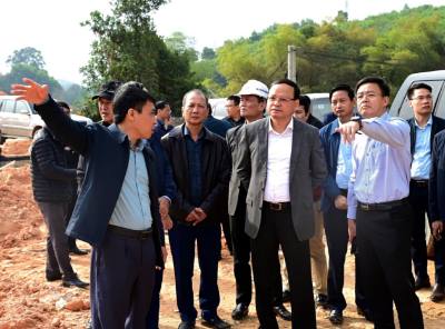 Ông Nguyễn Mạnh Tuấn (thứ hai, từ phảo sang) kiểm tra tiến độ thực hiện Dự án xây dựng đường Hồ Chí Minh đoạn Chợ Chu – Ngã ba Trung Sơn. Ảnh (Tư liệu): TTXVN phát