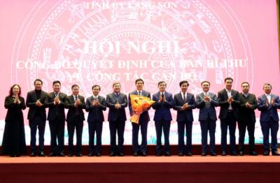 Lãnh đạo Học viện Chính trị Quốc gia Hồ Chí Minh chúc mừng đồng chí Vũ Hoàng Anh, Phó Bí thư Tỉnh ủy Lạng Sơn. Ảnh: Văn Đạt - TTXVN