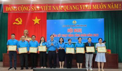 Trao bằng khen của Ban Chấp hành LĐLĐ tỉnh Vĩnh Long cho các tập thể đã có thành tích xuất sắc trong phong trào thi đua lao động giỏi. Ảnh: Huỳnh Phúc Hậu - TTXVN