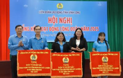 Trao cờ thi đua của LĐLĐ tỉnh Vĩnh Long cho các tập thể đã có thành tích xuất sắc trong phong trào thi đua lao động giỏi. Ảnh: Huỳnh Phúc Hậu - TTXVN