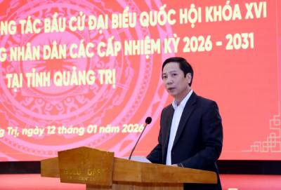 Phó Chủ tịch Thường trực UBND tỉnh Quảng Trị Hoàng Nam báo cáo tình hình triển khai công tác bầu cử của tỉnh Quảng Trị tại hội nghị. Ảnh: Tá Chuyên - TTXVN