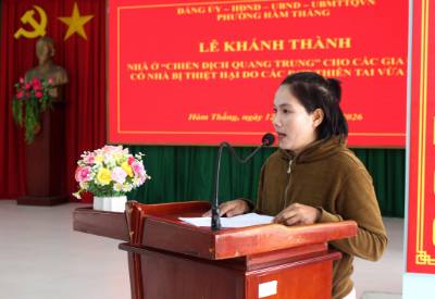 Bà Nguyễn Thị Thanh Thi đại diện các hộ dân được nhận nhà “Chiến dịch Quang Trung” tại phường Hàm Thắng phát biểu cảm nghĩ. Ảnh: Hồng Hiếu - TTXVN