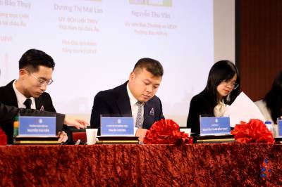 Anh Nguyễn Phan Bảo Thụy (ngồi giữa) tại Đại hội XI nhiệm kỳ 2025-2027 Hội Thanh niên, Sinh viên Việt Nam tại Pháp (UEVF). Ảnh: TTXVN phát