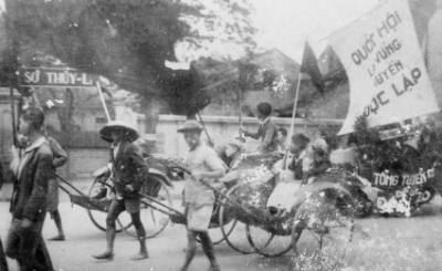  Chỉ sau 5 tháng giành được độc lập, hưởng ứng lời kêu gọi của Chủ tịch Hồ Chí Minh, với tinh thần yêu nước và khí thế hào hùng của Cách mạng tháng Tám, tất cả công dân Việt Nam từ 18 tuổi trở lên trên khắp mọi miền Tổ quốc, không phân biệt nam, nữ, giàu nghèo, dân tộc, tôn giáo đã tham gia cuộc tổng tuyển cử đầu tiên bầu ra Quốc hội theo nguyên tắc dân chủ, tiến bộ nhất. Trong ảnh: Nhân dân lao động Thủ đô cổ động cho ngày Tổng tuyển cử đầu tiên (1946). Ảnh: Tư liệu TTXVN