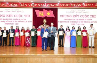 Đồng chí Nguyễn Hồng Phong, Phó Bí thư Thường trực Tỉnh ủy trao giải Nhất cho thí sinh. Ảnh TTXVN phát