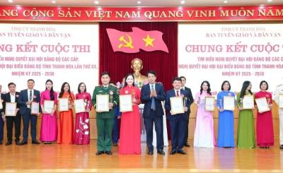 Đồng chí Đào Xuân Yên, Ủy viên Ban Thường vụ, Trưởng Ban Tuyên giáo và Dân vận Tỉnh ủy, Trưởng Ban Tổ chức cuộc thi trao giải Nhì cho các thí sinh. Ảnh TTXVN phát