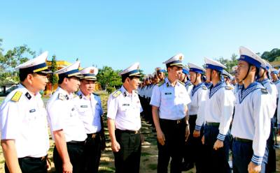 Phó Đô đốc Nguyễn An Phong, Chính uỷ Quân chủng Hải quân, thăm động viên cán bộ, chiến sĩ Lữ đoàn 146. Ảnh: TTXVN phát