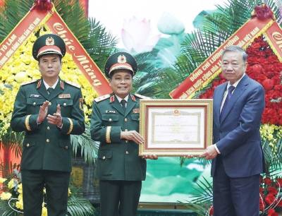 Party General Secretary To Lam, and also Secretary of the Central Military Commission, presents the title of Hero of the People’s Armed Forces to the general department. VNA Photo: Thống Nhất 