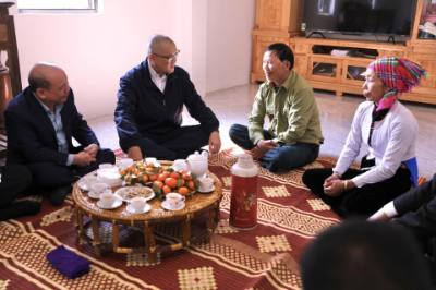 Đoàn công tác của đồng chí Bí thư tỉnh Phú Thọ Phạm Đại Dương thăm hỏi gia đình thương binh Hà Ngọc Tuấn, xóm Bách, xã Vân Sơn. Ảnh: Trọng Đạt-TTXVN