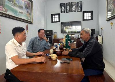 Cán bộ, đảng viên xã Sơn Linh (Quảng Ngãi) vận động bà con chung tay xóa bỏ hủ tục lạc hậu, xây dựng nếp sống văn minh. Ảnh: Đinh Hương - TTXVN