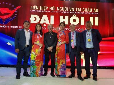 Ông Nguyễn Hải Nam (ngoài cùng bên phải) tham dự Đại hội lần thứ 2 Liên hiệp hội người Việt Nam tại châu Âu. Ảnh: TTXVN phát 