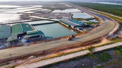 Dự án đường vành đai phía Đông (phường Trần Phú) đang bước vào giai đoạn thi công nước rút. Ảnh Hữu Quyết - TTXVN