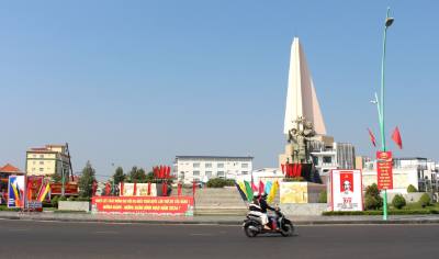 Vòng xoay Tượng đài chiến thắng, phường Phan Thiết được trang hoàng rực rỡ. Ảnh: Hồng Hiếu - TTXVN