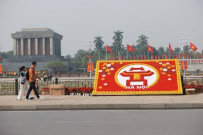 Pano, áp phích, biểu trưng Đại hội XIV được trang hoàng trên các tuyến phố. Ảnh: Minh Quyết – TTXVN