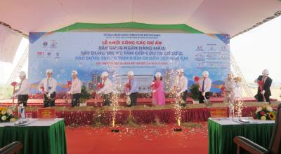 Các đại biểu thực hiện nghi thức khởi công. Ảnh: Đinh Hằng - TTXVN