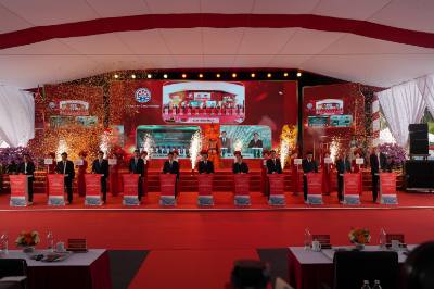 Các đại biểu ấn nút khởi công dự án KCN Tiên Lãng 1. Ảnh: Tiến Vĩnh  - TTXVN 