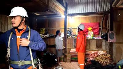 Đồng bào ở xã biên giới Tây Giang trang hoàng nhà cửa, nơi trang trọng nhất đặt ảnh chân dung Bác Hồ và cờ Tổ quốc chào mừng Đại hội Đảng toàn quốc lần thứ XIV. Ảnh: Đoàn Hữu Trung-TTXVN