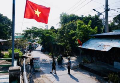 Cờ Tổ quốc bay trên đảo Tiên Hải, quần đảo Hải Tặc. Ảnh: Trần Việt - TTXVN