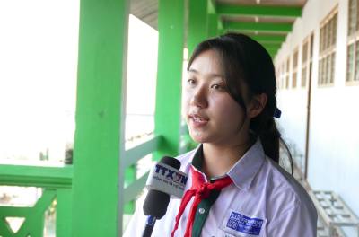Em Nguyễn Hoàng Hà An, học sinh lớp 8A, trường Song ngữ Lào – Việt Nam Nguyễn Du, chia sẻ cảm nhận sau giờ học ngoại khóa về Đại hội Đảng XIV. Ảnh: Xuân Tú - PV TTXVN tại Lào