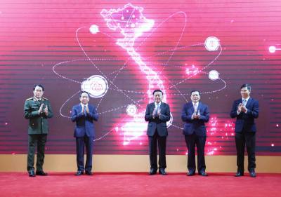 Thường trực Ban Bí thư Trần Cẩm Tú cùng các đại biểu nhấn nút khai trương ứng dụng của ngành Tuyên giáo và Dân vận trên điện thoại di động. Ảnh: Phương Hoa - TTXVN