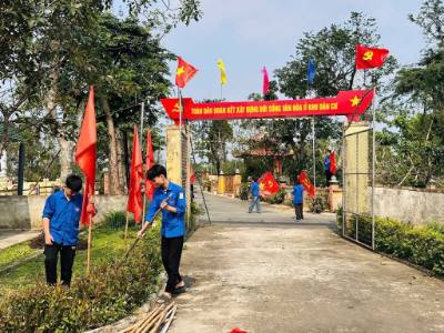 Đoàn viên thanh niên Hà Tĩnh chỉnh trang cảnh quan môi trường, chào mừng Đại hội Đảng lần thứ XIV. Ảnh: TTXVN phát