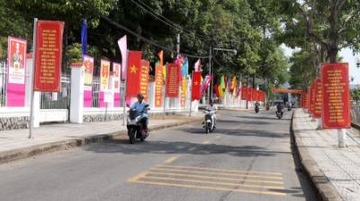 Đường Nguyễn Công Trứ, phường Rạch Giá trang hoàng cờ hoa. Ảnh: Lê Huy Hải - TTXVN