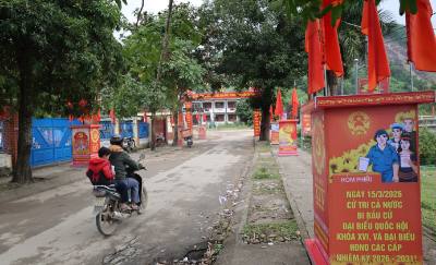 Nhiều đường phố ở xã miền núi Bến Giằng với sắc đỏ cờ Tổ quóc chào mừng Đại hội lần thứ XIV của Đảng. Ảnh: Đỗ Trưởng-TTXVN