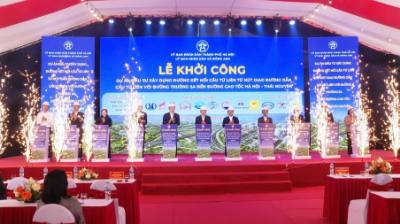 Các đại biểu thực hiện nghi thức khởi công tuyến đường kết nối cầu Tứ Liên (từ nút giao cầu Tứ Liên với đường Trường Sa) đến đường cao tốc Hà Nội – Thái Nguyên. Ảnh: TTXVN phát