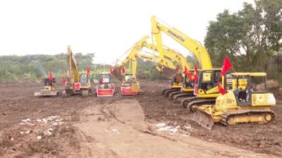 Các phương tiện tập kết tại công trường thi công tuyến đường kết nối cầu Tứ Liên (từ nút giao cầu Tứ Liên với đường Trường Sa) đến đường cao tốc Hà Nội – Thái Nguyên. Ảnh: TTXVN phát